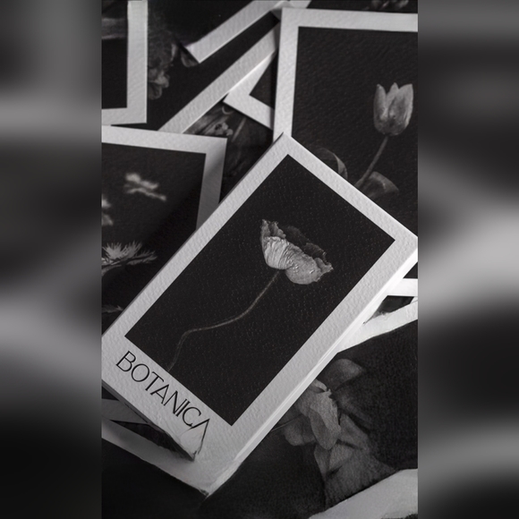 Cloth and Paper Acrylic Desk Stand - Magnetic Floating Frame 35 - Picture 9 of 12